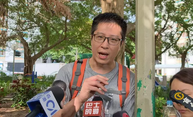 住宏泰閣中層的朱生。巴士的報記者攝