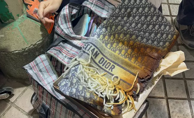 朱太加人工買給自己的禮物 圍巾 指很有紀念意義。巴士的報記者攝