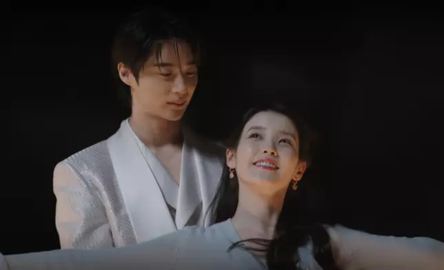 二人在劇中重現《鐵達尼號》經典一幕。Disney＋提供圖片