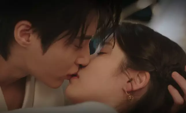 二人船上一吻成為熱話。Disney＋提供圖片