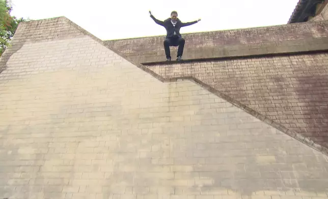 KC親身上陣從城牆上跳下來，身手敏捷，動作流暢，獲不少網民激讚，果真寶刀未老。