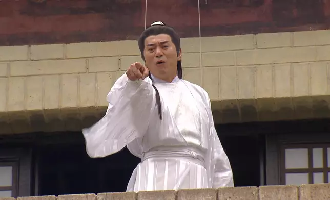 KC化身楚留香，手持利劍從城牆上飛下來英雄救美。