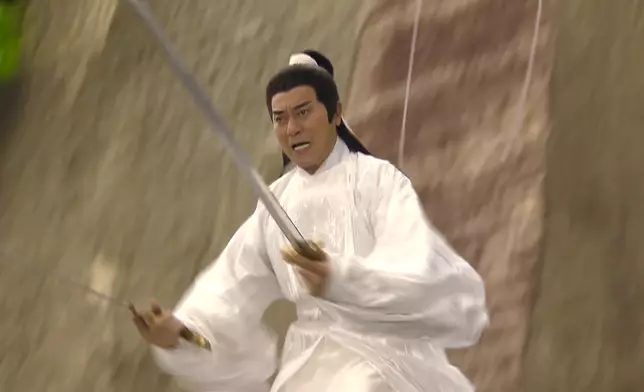 KC化身楚留香，手持利劍從城牆上飛下來英雄救美。