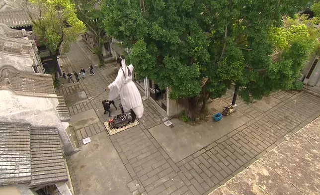 KC化身楚留香，手持利劍從城牆上飛下來英雄救美。