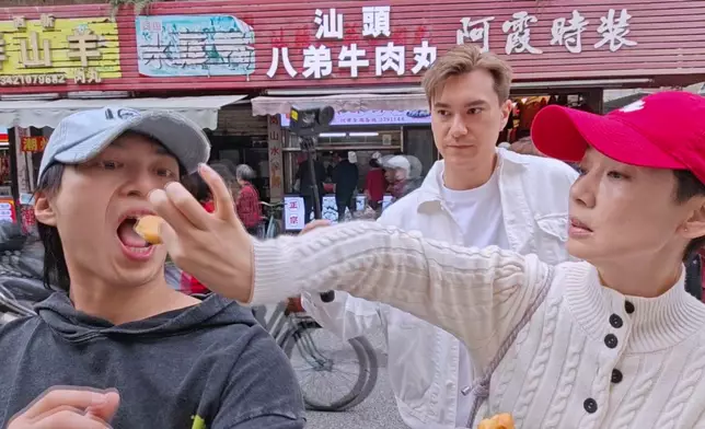 美儀姐餵食兩位好拍檔，場面溫馨。