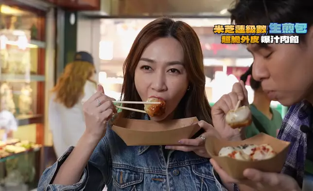 Carmaney原意示範生煎包的吃法，卻食得捩𠾍。