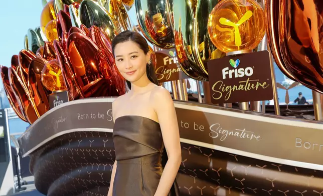 法拉以一襲優雅長裙登場