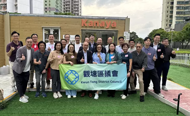 漁護署助理署長（農業）馬惠忠及觀塘區議會議員喺都市農場合照留念。漁農自然護理署FB圖片