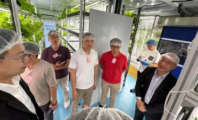 漁護署助理署長（農業）馬惠忠向觀塘區議會議員講解都市農場「多層耕作」系統嘅運作。漁農自然護理署FB圖片