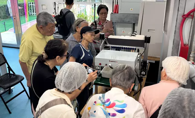麗港城居民參觀都市農場內自動化播種機。漁農自然護理署FB圖片