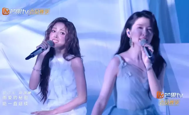 今次Grace聯同李心潔、徐潔兒同謝楠合唱雨愛