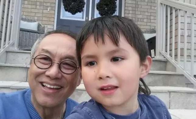 與男孫開心合照