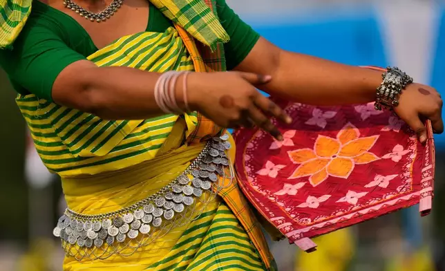 2026年4月14日周二，印度古瓦哈蒂（Guwahati），全阿薩姆學生聯盟（All Assam Students Union）在東北部阿薩姆邦（Assam）首府古瓦哈蒂（Guwahati）舉辦隆加利比胡節（Rongali Bihu festival），一名科赫拉傑邦西（Koch Rajbonshi）女孩身穿傳統服飾表演瓜瓦洛尼舞（Guwaloni dance）。 (美聯社圖片/Anupam Nath) AP圖片