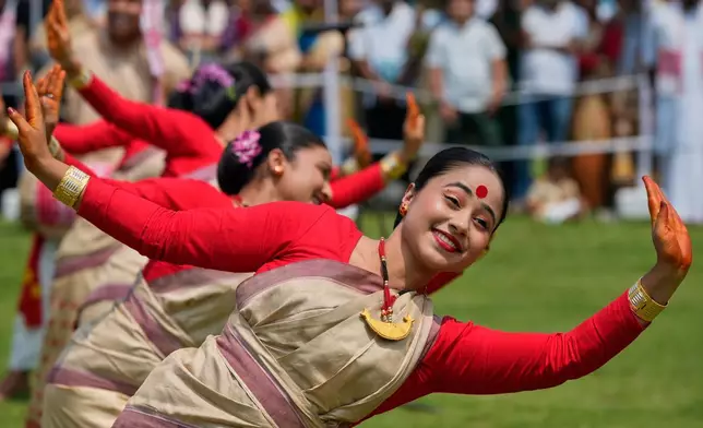 2026年4月14日周二，印度古瓦哈蒂（Guwahati），全阿薩姆學生聯盟（All Assam Students Union）在東北部阿薩姆邦（Assam）首府古瓦哈蒂（Guwahati）舉辦隆加利比胡節（Rongali Bihu festival），身穿傳統麥克拉查達爾（Mekhela Chadar）服飾的阿薩姆（Assamese）女孩表演比胡民族舞（Bihu folk dance）。 (美聯社圖片/Anupam Nath) AP圖片