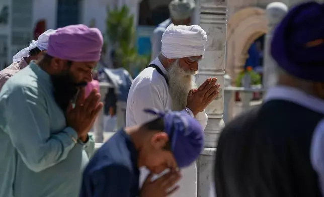 錫克教朝聖者在巴基斯坦哈桑阿卜杜勒的潘賈薩希布謁師所（錫克教第二神聖之地）祈禱，慶祝拜薩基節（亦是錫克教新年），攝於2026年4月14日周二。(美聯社圖片/Anjum Naveed) AP圖片
