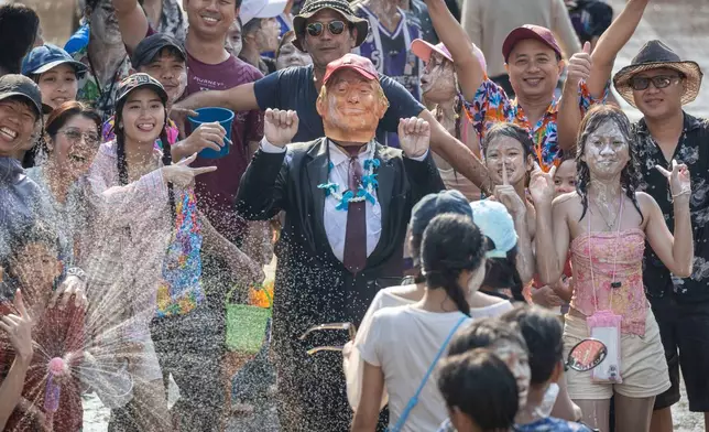 一名參與者在泰國巴真府的宋干節潑水活動中戴上美國總統特朗普（Donald Trump）的面具，慶祝泰國新年，攝於2026年4月13日周一。(美聯社圖片/Wason Wanichakorn) AP圖片