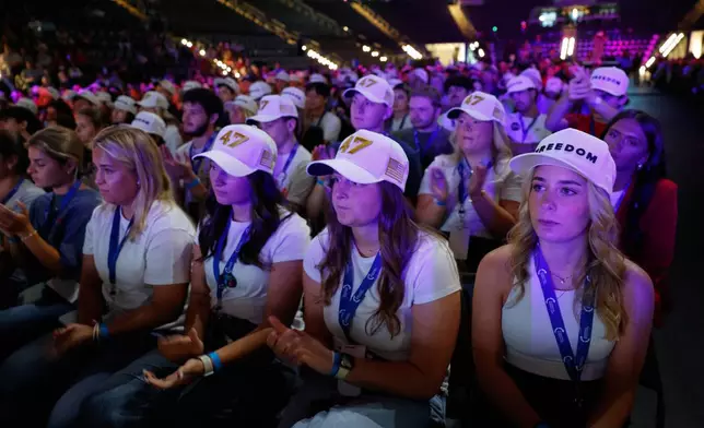 2026年4月14日周二，副總統JD范斯在佐治亞州雅典市的佐治亞大學出席「轉捩點美國」巡迴活動時發表演講，民眾在台下聆聽。(美聯社圖片/Erik S. Lesser) AP圖片