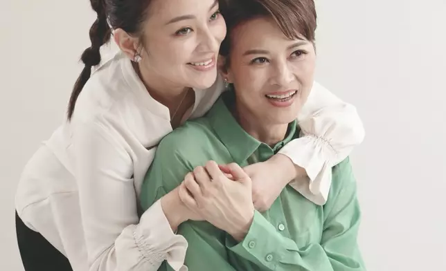 03.黎燕珊與女兒Wynce感情一向很好，現在更加可以親密擁抱了！