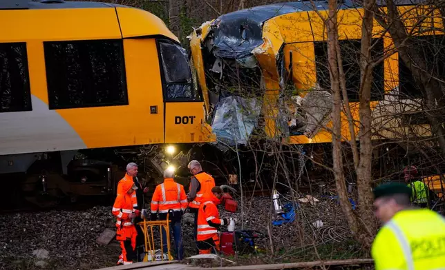 2026年4月23日周四，緊急救援人員在丹麥希勒羅附近兩列火車相撞的現場工作。(Mads Claus Rasmussen/Ritzau Scanpix via AP) AP圖片