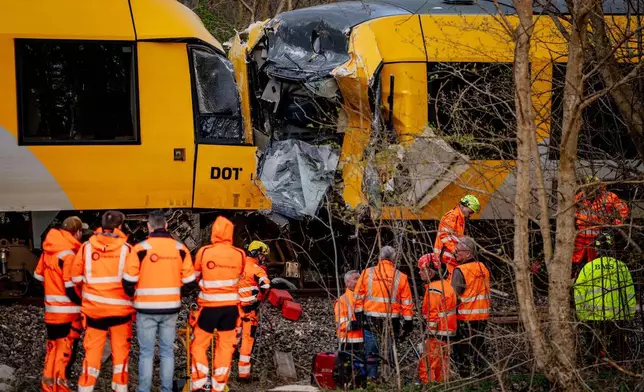 2026年4月23日周四，緊急救援人員在丹麥希勒羅附近兩列火車相撞的現場工作。(Mads Claus Rasmussen/Ritzau Scanpix via AP) AP圖片