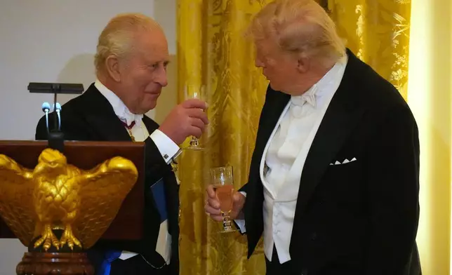 英王查理斯三世與總統特朗普在白宮東廳舉行的國宴上祝酒，第一夫人梅拉尼婭·特朗普（Melania Trump）及卡米拉王后亦在場。攝於2026年4月28日周二，華盛頓。(美聯社圖片/Alex Brandon) AP圖片