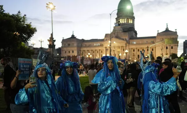 2026年4月8日周三，示威者在阿根廷布宜諾斯艾利斯國會外抗議，當時議員正辯論總統米雷政府改革冰川保護法的提案。(美聯社圖片/Rodrigo Abd) AP圖片