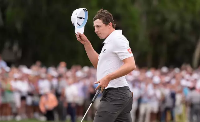 英格蘭球手費茲柏德歷（Matt Fitzpatrick）於2026年4月19日（周日）在南卡羅來納州希爾頓頭島，慶祝贏得RBC傳承賽高爾夫球賽冠軍。(美聯社圖片/Mike Stewart) AP圖片