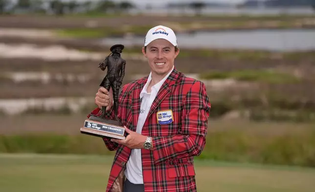 英格蘭球手費茲柏德歷（Matt Fitzpatrick）於2026年4月19日（周日）在南卡羅來納州希爾頓頭島，手持獎盃拍照，慶祝贏得RBC傳承賽高爾夫球賽冠軍。(美聯社圖片/Mike Stewart) AP圖片