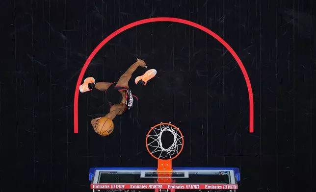 費城76人（Philadelphia 76ers）的VJ·艾奇康比（VJ Edgecombe）在2026年4月24日周五，於費城舉行的NBA季後賽首圈第三場對陣波士頓塞爾特人（Boston Celtics）的賽事上半場，躍起入樽。(美聯社圖片/Matt Slocum) AP圖片