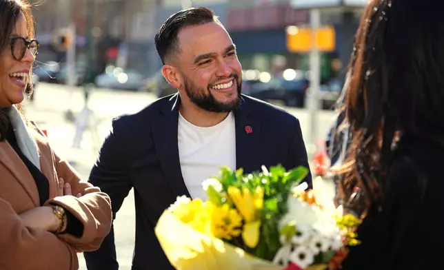 賓夕法尼亞州蘭開斯特市長海梅·阿羅約，2026年4月8日周三在賓夕法尼亞州雷丁市Finanta信用合作社剪綵儀式上與出席者交談。(美聯社圖片/Matt Rourke) AP圖片