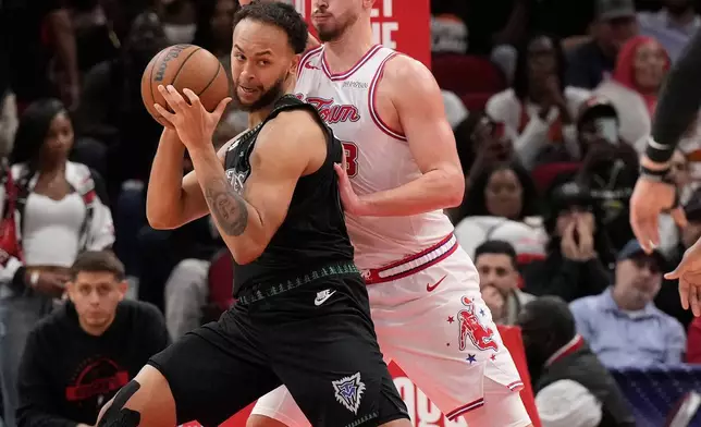明尼蘇達木狼前鋒基爾安德遜（Kyle Anderson）（12號）在周五（2026年4月10日）於休斯頓舉行的一場NBA籃球賽上半場，控球對抗休斯頓火箭中鋒阿爾佩倫申京（Alperen Sengun）（28號）。(美聯社圖片/ Karen Warren) AP圖片