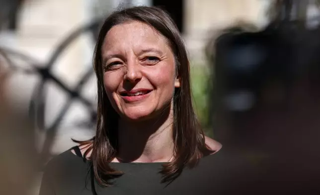 法國公民塞西爾·科勒（Cécile Kohler）與雅克·巴黎（Jacques Paris）在伊朗被扣押三年半後獲釋。圖為科勒於2026年4月8日在法國巴黎愛麗舍宮，在法國總統馬克龍接待下向傳媒發言。(Tom Nicholson/Pool Photo via AP) AP圖片