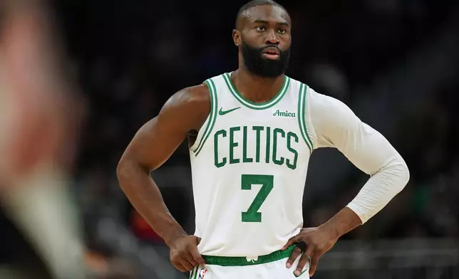 2026年4月3日周五，波士頓塞爾特人（Boston Celtics）球員布朗在密爾沃基（Milwaukee）一場美國職籃（NBA）比賽的下半場觀戰，對手為密爾沃基公鹿（Milwaukee Bucks）。(美聯社圖片/Aaron Gash) AP圖片