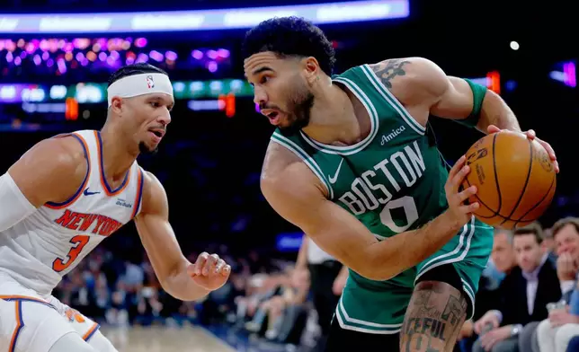 紐約人後衛佐殊夏特（Josh Hart）（左）在周四（2026年4月9日）於紐約舉行的一場NBA籃球賽下半場，防守波士頓塞爾特人前鋒謝遜達頓。(美聯社圖片/John Munson) AP圖片