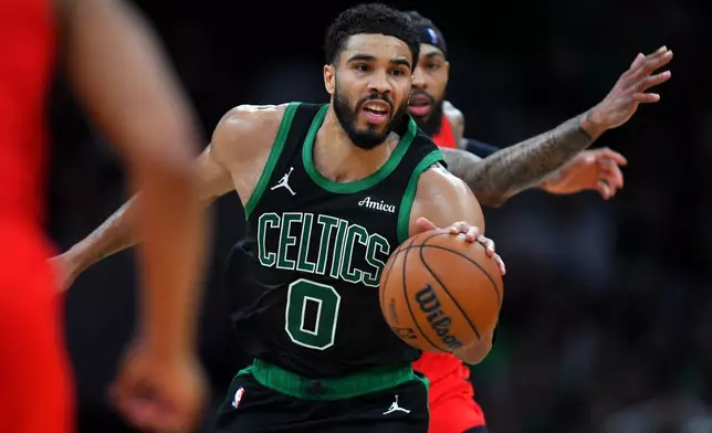 2026年4月5日周日，波士頓塞爾特人前鋒塔圖姆（0號）在波士頓（Boston）一場美國職籃（NBA）比賽的下半場，於多倫多速龍（Toronto Raptors）前鋒英格倫（Brandon Ingram）面前運球推進。(美聯社圖片/Steven Senne) AP圖片