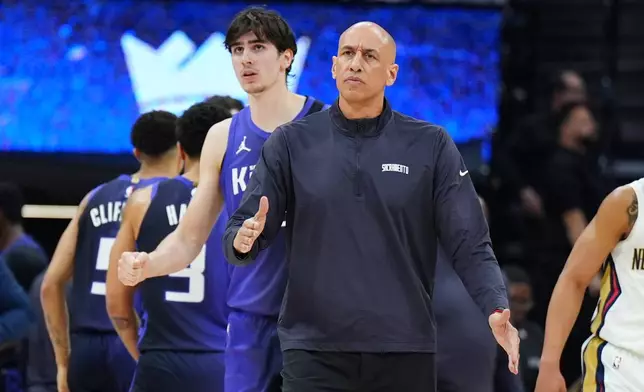 薩克拉門托帝王（Sacramento Kings）主教練道格克里斯蒂（Doug Christie）（中右）在對陣新奧爾良塘鵝（New Orleans Pelicans）的NBA籃球賽上半場，於中鋒馬克森雷諾（Maxime Raynaud）（中左）面前作出反應。攝於2026年4月3日周五，加州薩克拉門托。(美聯社圖片/Alan Greth) AP圖片