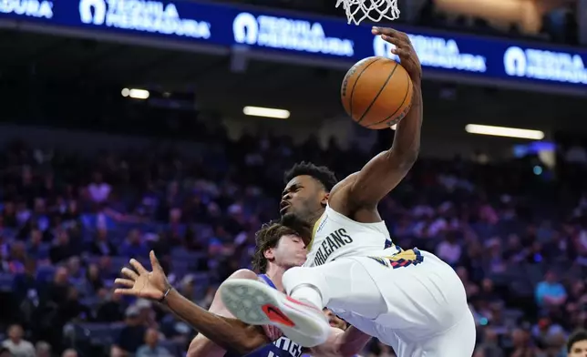 新奧爾良塘鵝（New Orleans Pelicans）中鋒伊夫米西（Yves Missi）（右）在對陣薩克拉門托帝王（Sacramento Kings）的NBA籃球賽上半場，被帝王中鋒馬克森雷諾（Maxime Raynaud）（左）犯規。攝於2026年4月3日周五，加州薩克拉門托。(美聯社圖片/Alan Greth) AP圖片