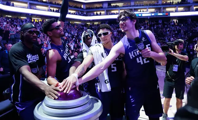 薩克拉門托帝王（Sacramento Kings）球員普雷舍斯阿丘瓦（Precious Achiuwa）（左）、迪倫卡德威爾（Dylan Cardwell）（32號）、戴昆普勞登（Daeqwon Plowden）、尼克克利福德（Nique Clifford）（5號）及馬克森雷諾（Maxime Raynaud）（42號）在帝王隊擊敗新奧爾良塘鵝（New Orleans Pelicans）的NBA籃球賽後，按下按鈕「點亮光束」。攝於2026年4月3日周五，加州薩克拉門托。(美聯社圖片/Alan Greth) AP圖片
