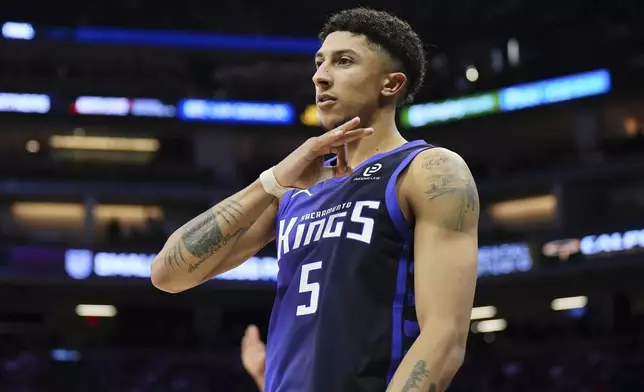 薩克拉門托帝王（Sacramento Kings）後衛尼克克利福德（Nique Clifford）（5號）在對陣新奧爾良塘鵝（New Orleans Pelicans）的NBA籃球賽下半場射入三分球後作出反應。攝於2026年4月3日周五，加州薩克拉門托。(美聯社圖片/Alan Greth) AP圖片