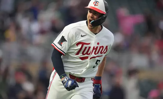 明尼蘇達雙城賴恩·克雷德勒（5號）於2026年4月13日周一在明尼阿波利斯對陣波士頓紅襪的棒球比賽第二局中，轟出陽春全壘打後慶祝。(美聯社圖片/Abbie Parr) AP圖片