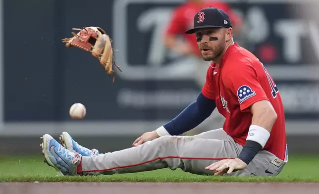 波士頓紅襪游擊手特雷弗·史托利（Trevor Story）於2026年4月13日周一在明尼阿波利斯對陣明尼蘇達雙城的棒球比賽第一局中，嘗試接住明尼蘇達雙城布魯克斯·李（Brooks Lee）擊出的內野安打。(美聯社圖片/Abbie Parr) AP圖片