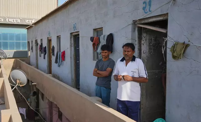 在印度古吉拉特邦莫爾比，外來工人在瓷磚廠空置的宿舍外，攝於2026年4月8日周三。(美聯社圖片/Ajit Solanki) AP圖片
