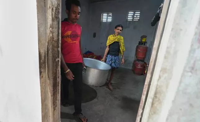 在印度古吉拉特邦莫爾比，外來工人在瓷磚廠空置的宿舍內，於2026年4月8日周三準備煮食。(美聯社圖片/Ajit Solanki) AP圖片