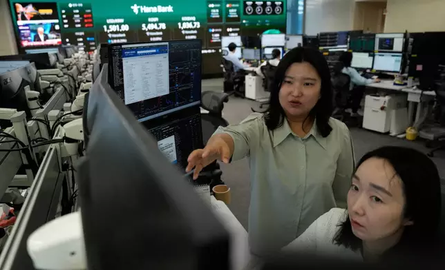 交易員在南韓首爾韓亞銀行總部外匯交易室工作。攝於2026年4月8日周三。(美聯社圖片/Ahn Young-joon) AP圖片