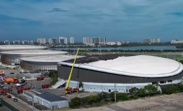 消防員正在撲救里約熱內盧奧林匹克公園單車館屋頂的火警，攝於周三，2026年4月8日。(美聯社圖片/Bruna Prado) AP圖片