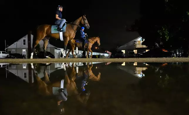 2026年4月28日周二，多匹馬前往肯塔基州路易斯維爾的邱吉爾園馬場進行操練。(美聯社圖片/Charlie Riedel) AP圖片