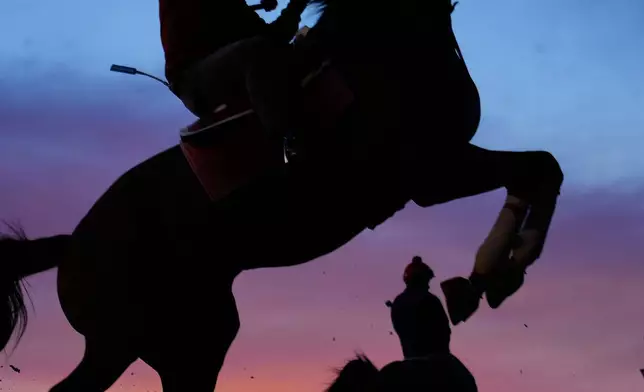 2026年4月27日周一，多匹馬在肯塔基州路易斯維爾的邱吉爾園馬場完成操練後離開跑道。(美聯社圖片/Charlie Riedel) AP圖片