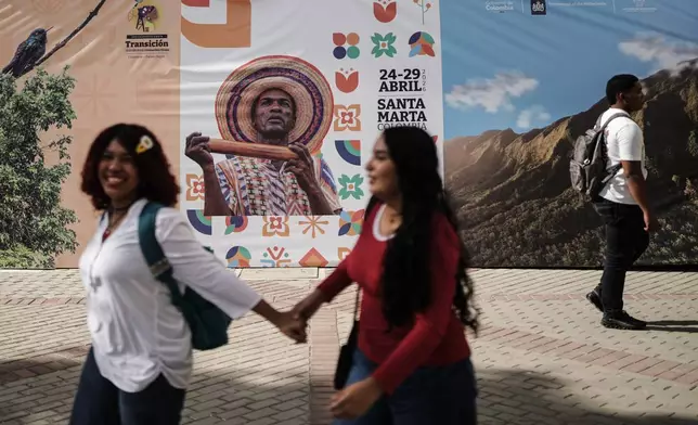 人們抵達一場旨在擺脫化石燃料的會議。攝於2026年4月27日周一，哥倫比亞聖瑪爾塔。(美聯社圖片/Ivan Valencia) AP圖片