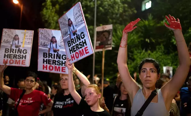 檔案圖片：2024年4月24日周三，以色列裔美國人質赫殊．戈德堡-波林（Hersh Goldberg-Polin）的朋友和支持者在耶路撒冷以色列總理內塔尼亞胡（Benjamin Netanyahu）官邸外抗議，要求立即釋放所有人質。赫殊於2023年10月7日被綁架至加沙地帶，哈馬斯早前發布了他的影片。(美聯社圖片/Maya Alleruzzo) AP圖片