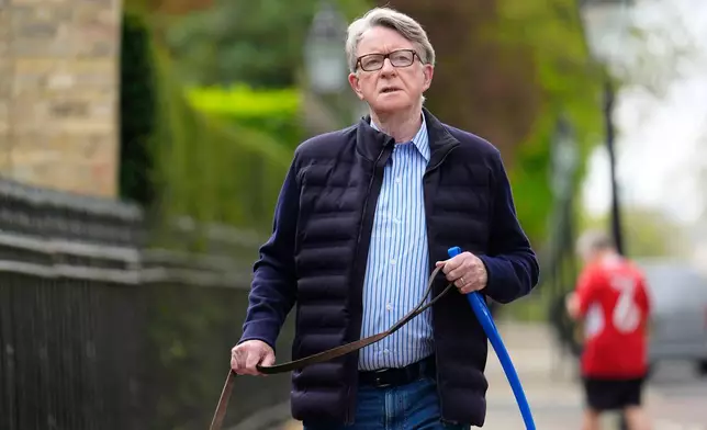 2026年4月17日周五，文德爾森（Peter Mandelson）被拍到在倫敦（London）住所外。 (美聯社圖片/Jordan Pettitt/PA) AP圖片